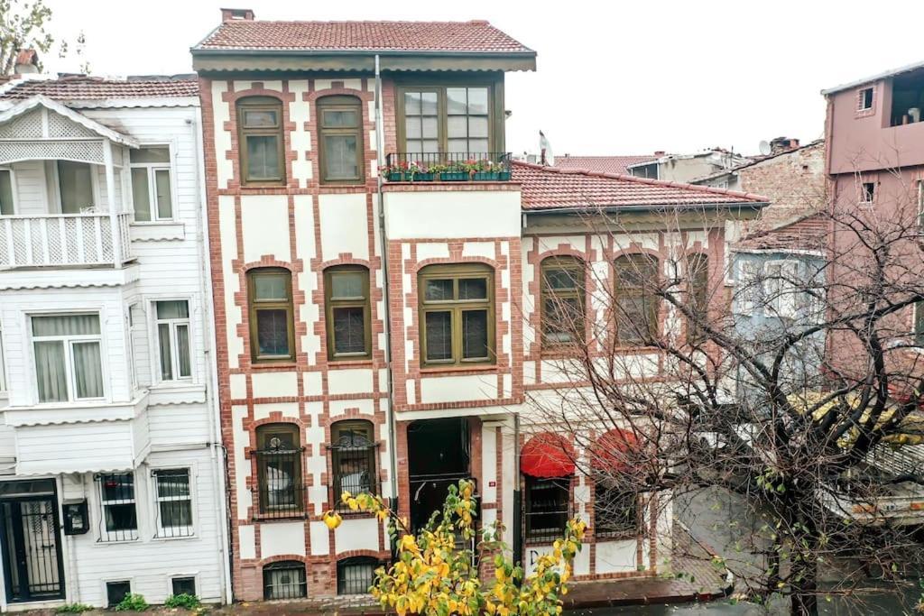 Historical Greco-Ottoman Pavilion Near Tram In Fatih Istanbul Exterior foto