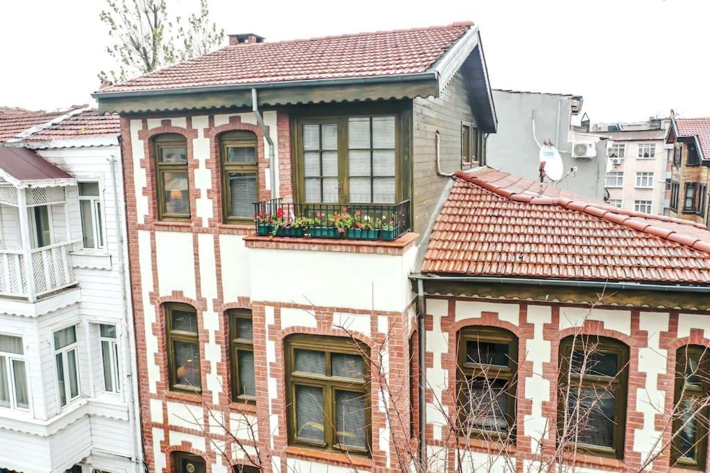 Historical Greco-Ottoman Pavilion Near Tram In Fatih Istanbul Exterior foto