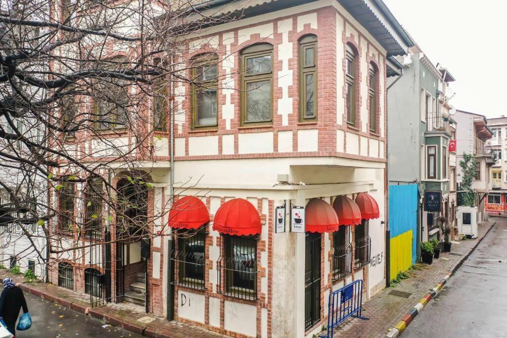 Historical Greco-Ottoman Pavilion Near Tram In Fatih Istanbul Exterior foto