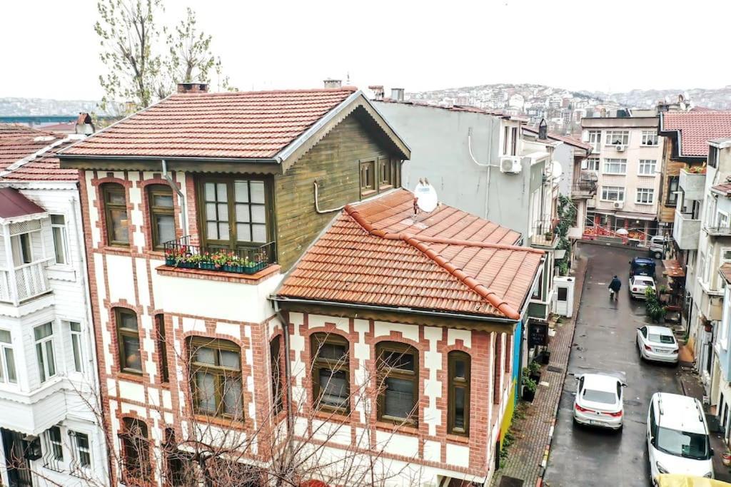 Historical Greco-Ottoman Pavilion Near Tram In Fatih Istanbul Exterior foto