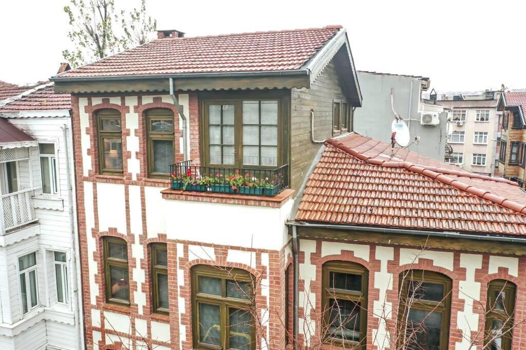 Historical Greco-Ottoman Pavilion Near Tram In Fatih Istanbul Exterior foto