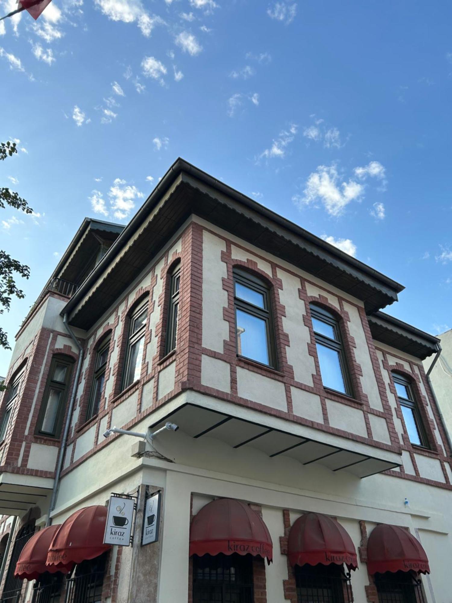 Historical Greco-Ottoman Pavilion Near Tram In Fatih Istanbul Exterior foto