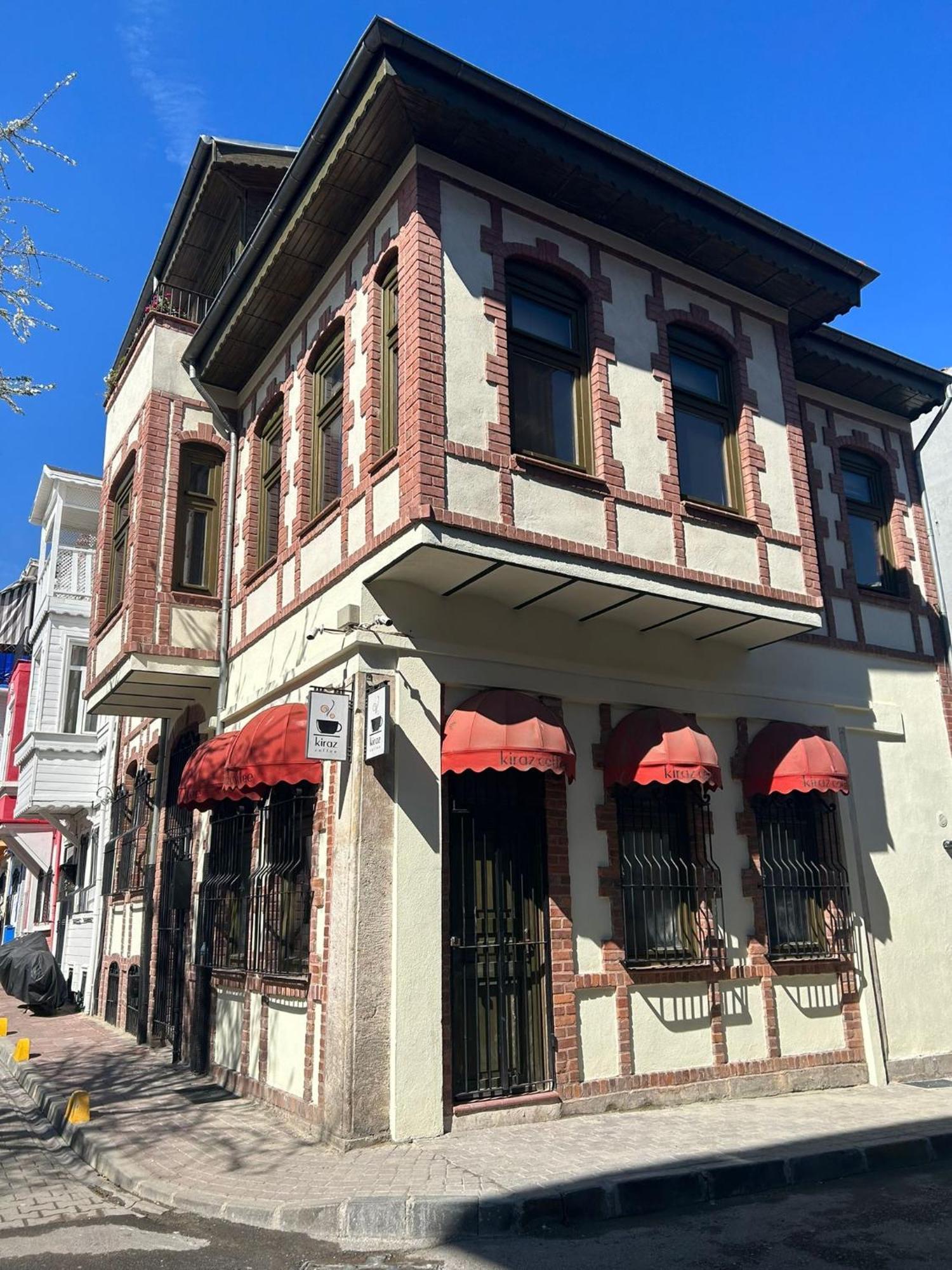 Historical Greco-Ottoman Pavilion Near Tram In Fatih Istanbul Exterior foto